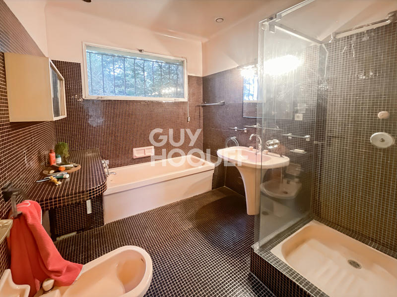 Maison - 311 m² - 13 pièces