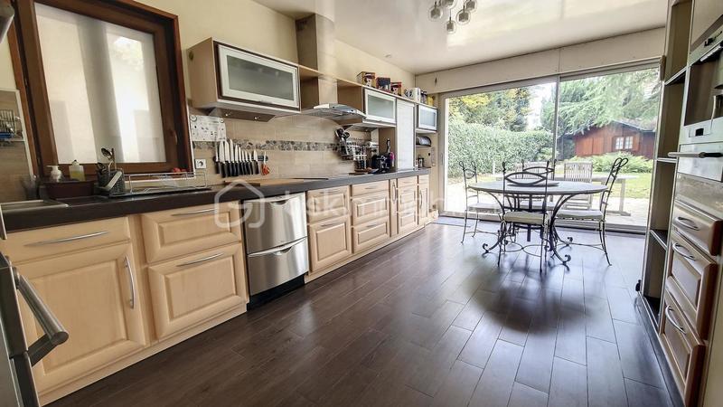 Maison - 225 m² - 9 pièces