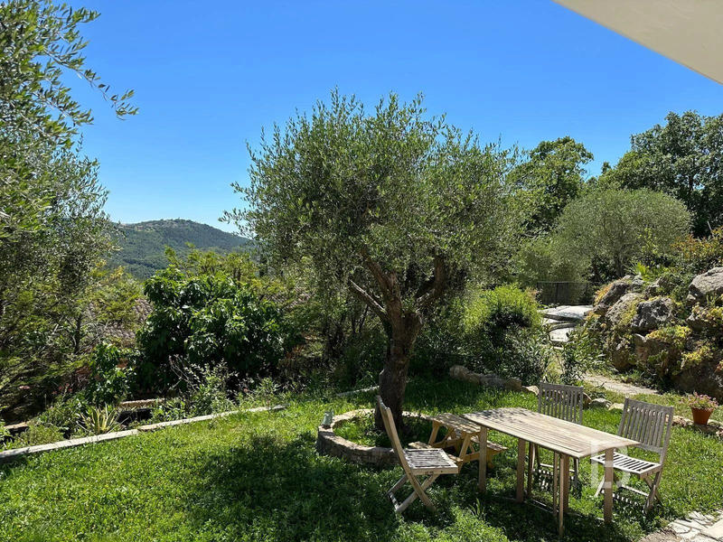 Maison - 260 m² - 8 pièces