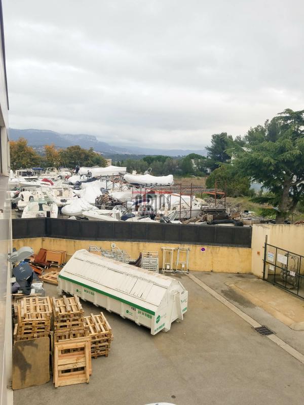 Entrepôt - 1 400 m²