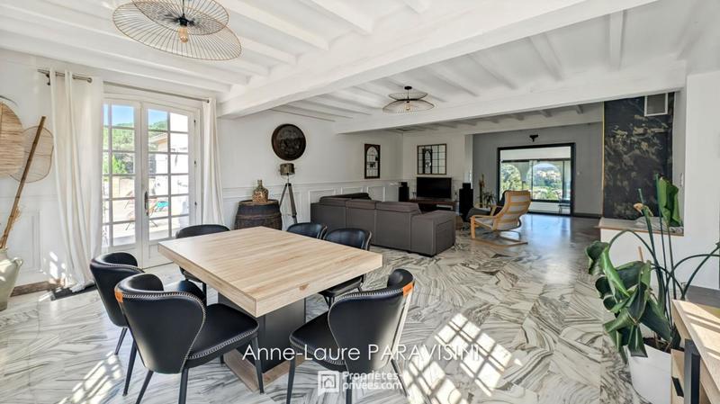 Maison - 270 m² - 10 pièces