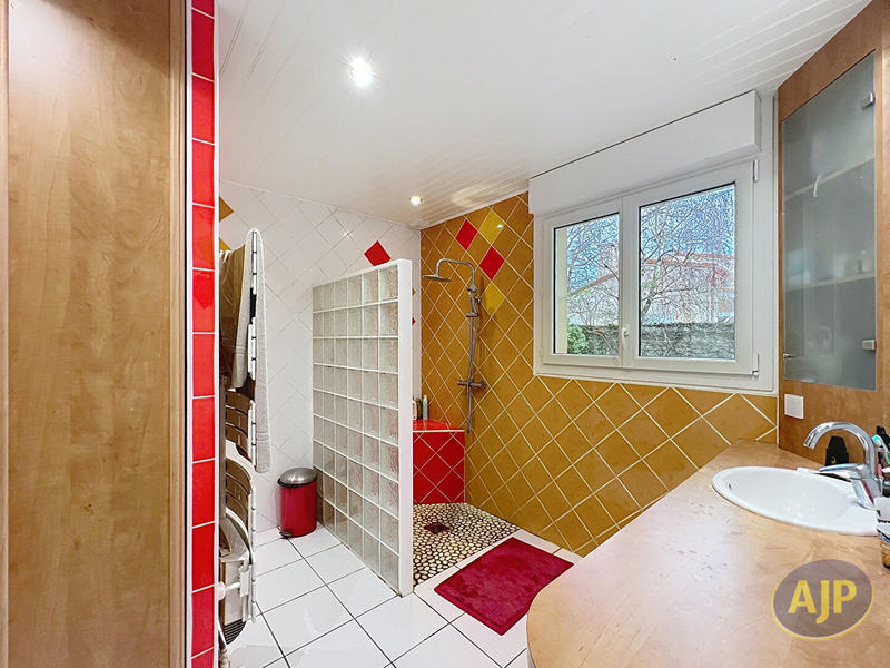 Maison - 198 m² - 8 pièces