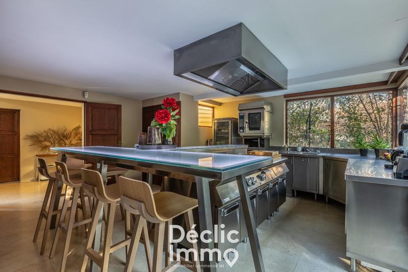 Maison - 280 m² - 8 pièces