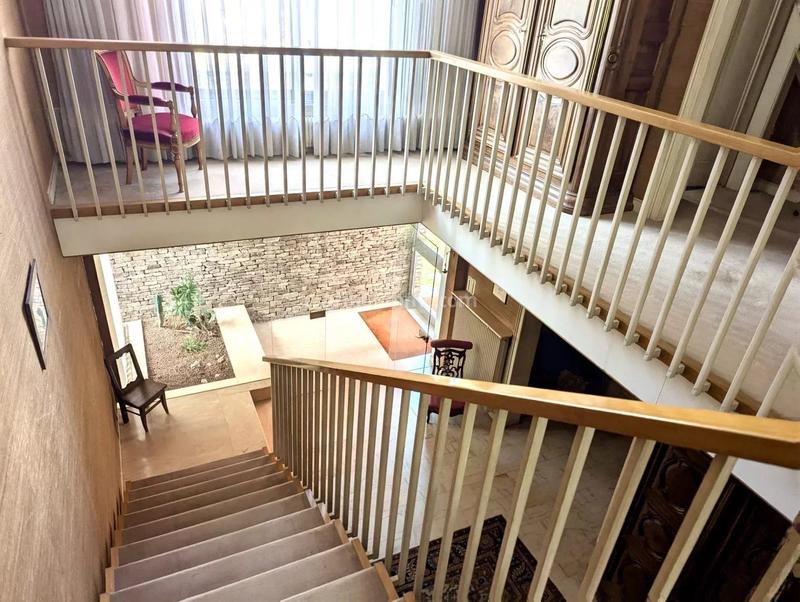 Maison - 319 m² - 7 pièces