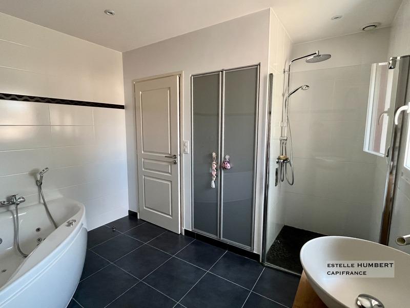 Maison - 223 m² - 8 pièces