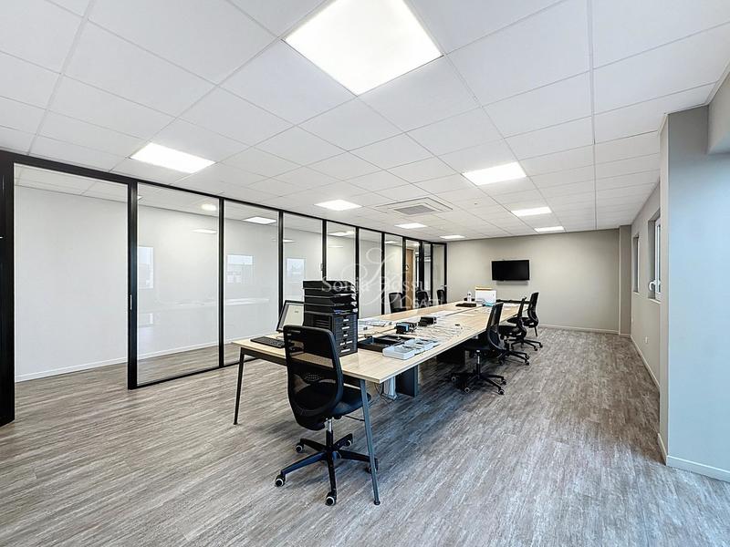 Local commercial - 2 400 m² - 20 pièces