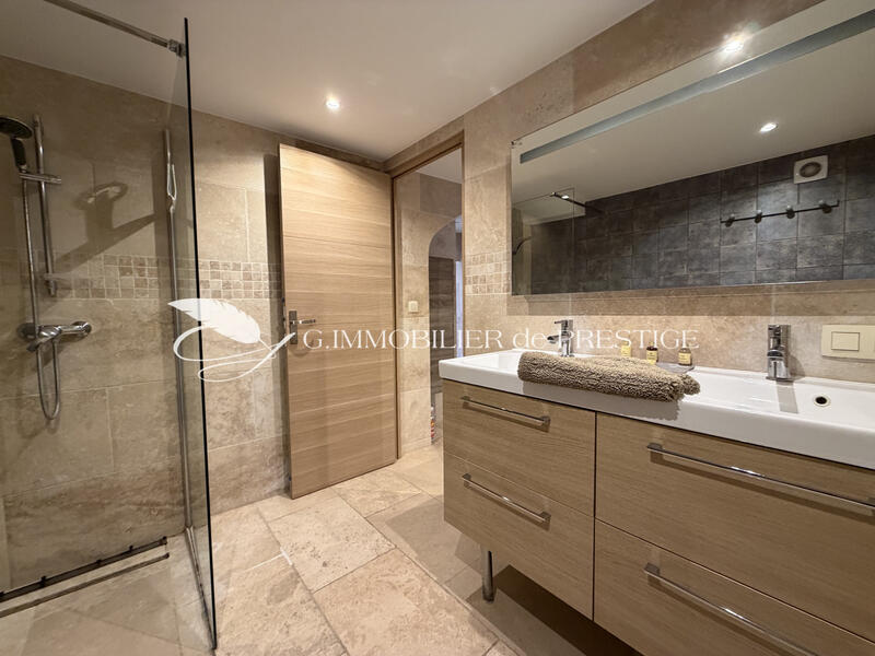 Propriété - 430 m² - 18 pièces