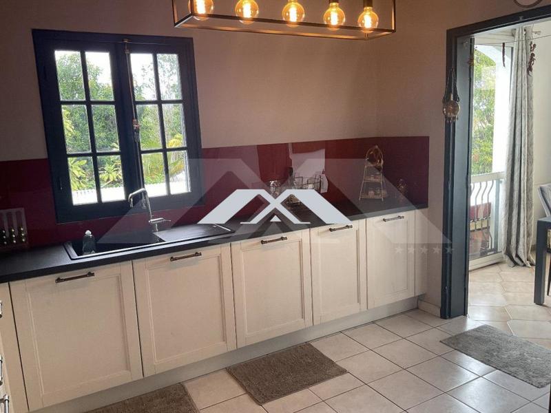 Maison - 330 m² - 8 pièces