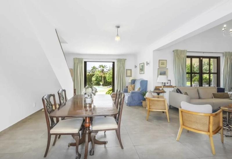 Maison - 228 m² - 8 pièces