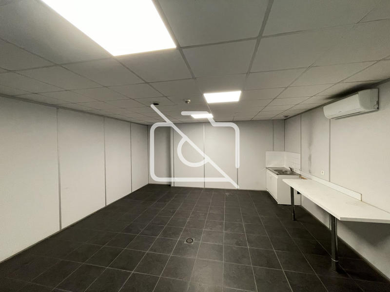 Entrepôt - 3 000 m²