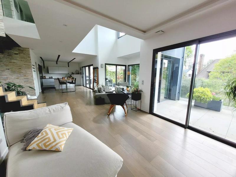 Maison - 221 m² - 9 pièces