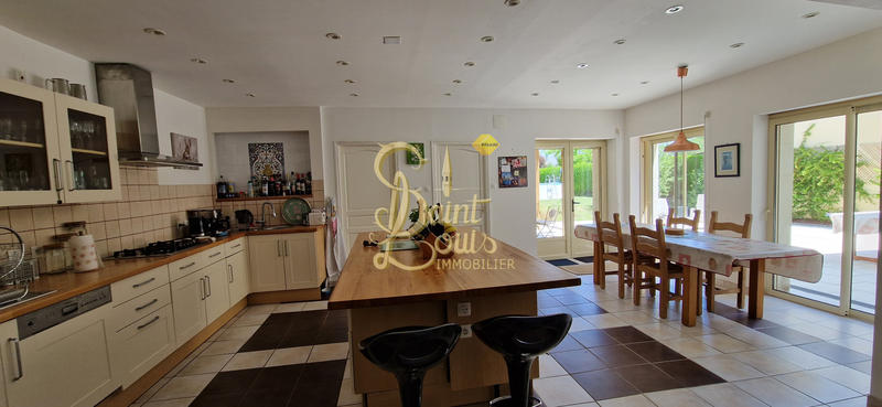 Maison - 300 m² - 8 pièces