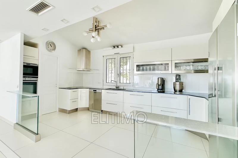 Maison - 223 m² - 6 pièces