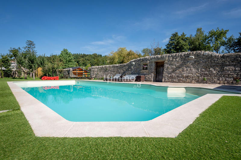 Propriété - 689 m² - 10 pièces