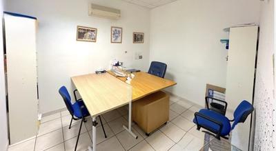 Local commercial - 150 m² - 8 pièces