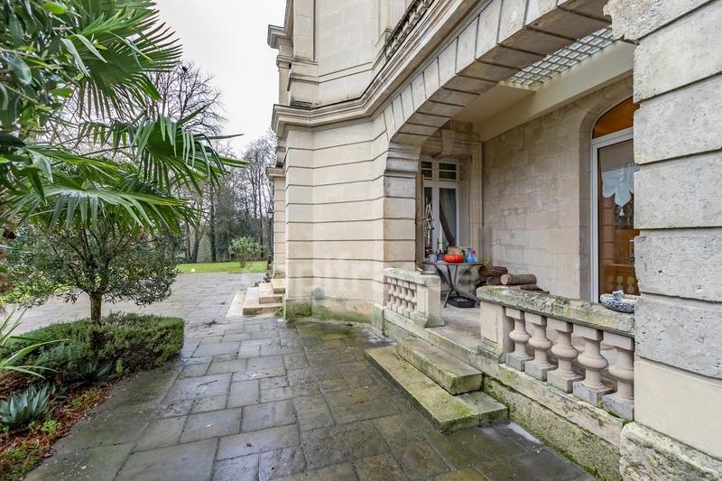 Propriété - 750 m² - 15 pièces