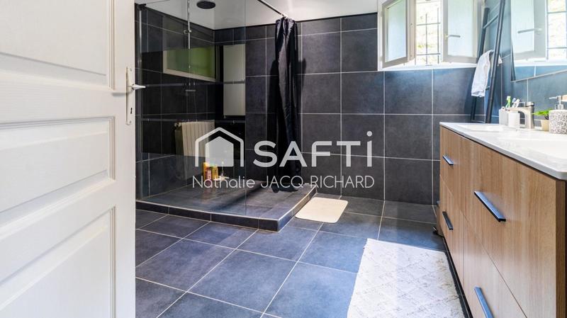 Maison - 180 m² - 7 pièces