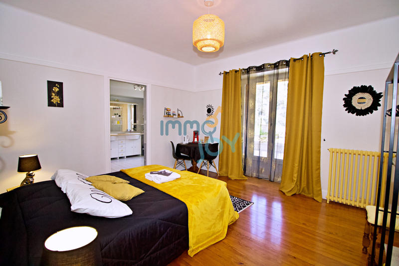 Maison - 310 m² - 11 pièces