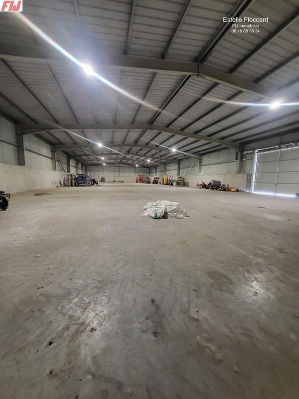 Grange - 1 712 m² - 1 pièce