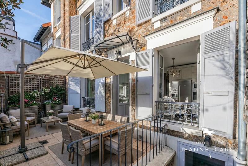 Maison - 238 m² - 8 pièces