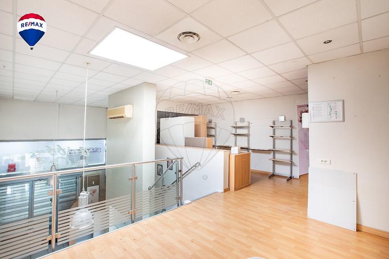 Local commercial - 170 m² - 4 pièces