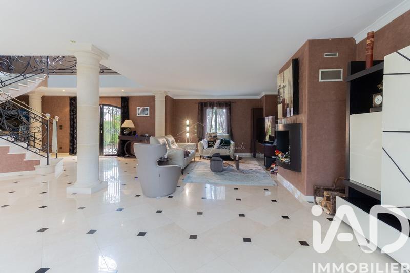 Maison - 338 m² - 10 pièces