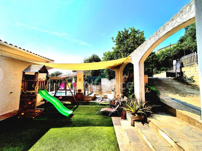 Maison - 213 m² - 9 pièces