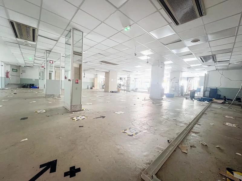 Magasins - 635 m²