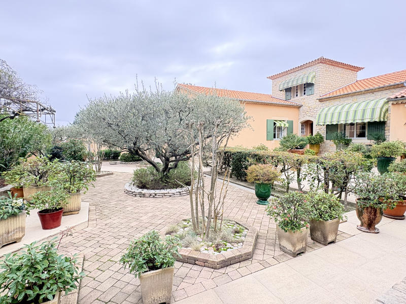 Villa - 311 m² - 11 pièces