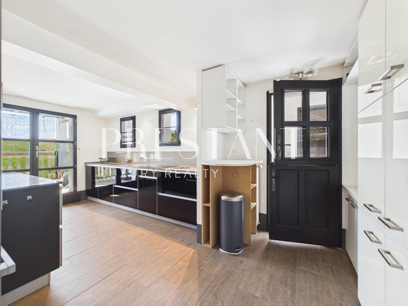 Maison - 200 m² - 9 pièces