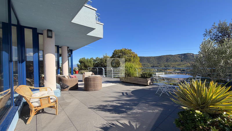 Maison - 258 m² - 7 pièces