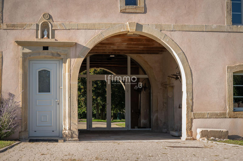 Propriété - 689 m² - 10 pièces