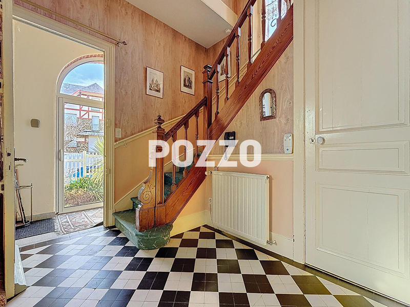 Maison - 201 m² - 8 pièces