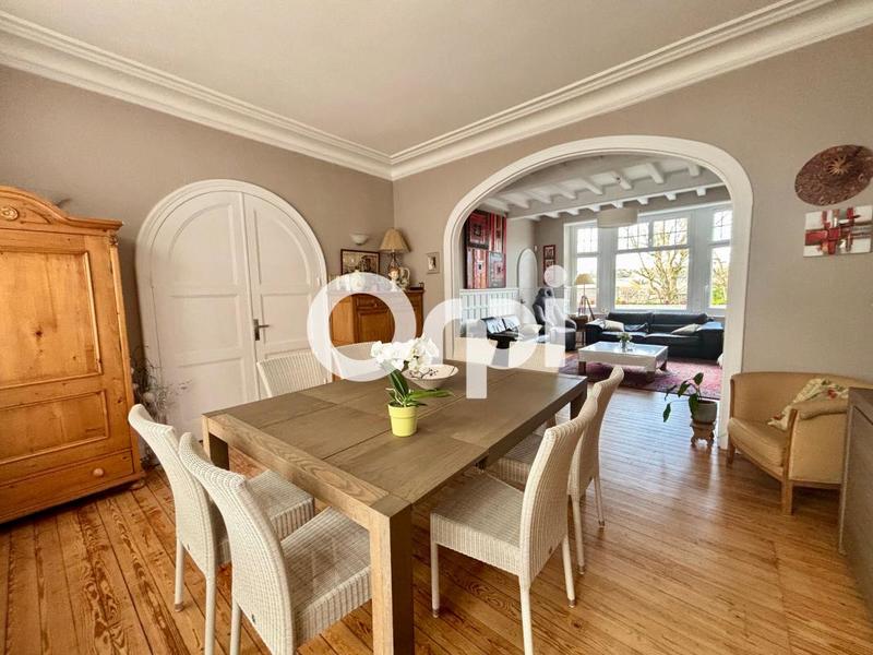 Demeure - 239 m² - 8 pièces