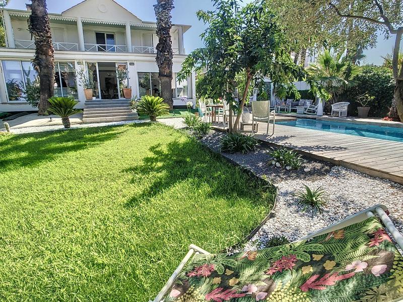 Villa - 284 m² - 8 pièces