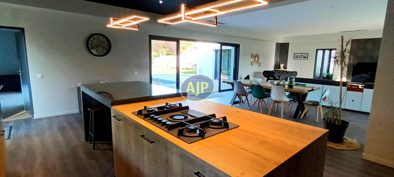 Villa - 200 m² - 6 pièces