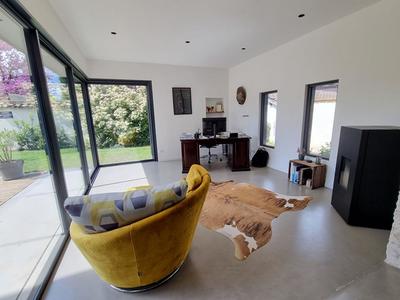 Maison - 221 m² - 8 pièces