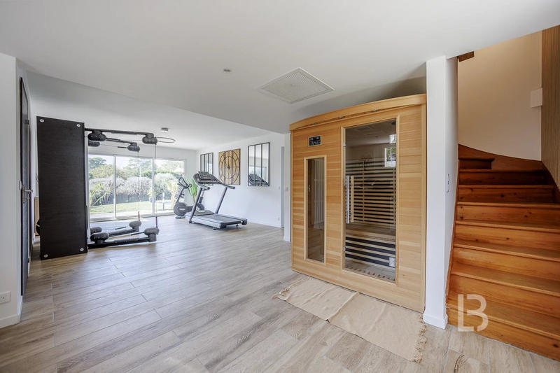 Maison - 240 m² - 8 pièces