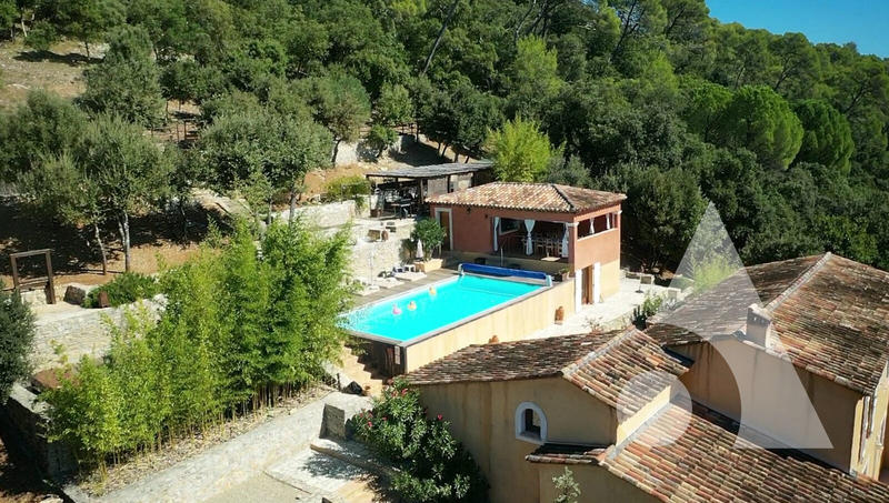 Maison - 298 m² - 9 pièces