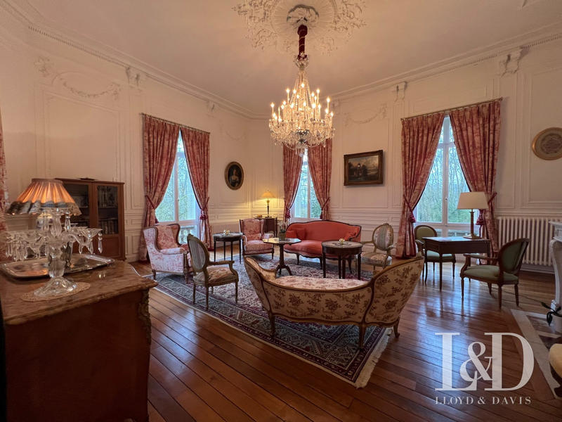 Maison - 710 m² - 15 pièces