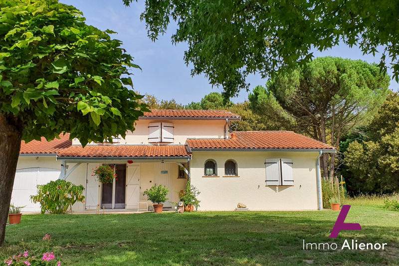 Maison traditionnelle - 180 m² - 5 pièces