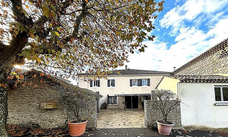 Maison - 625 m² - 11 pièces