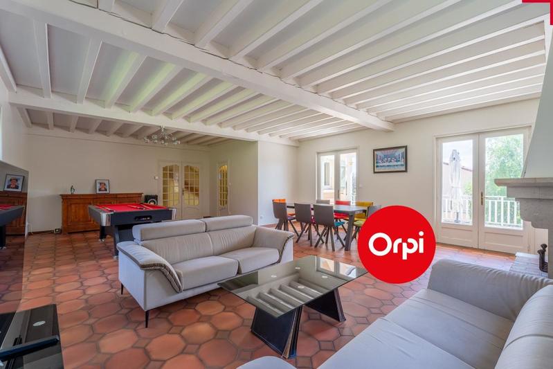 Maison - 250 m² - 6 pièces