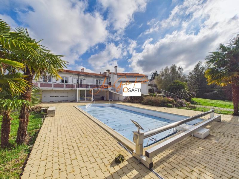 Maison - 312 m² - 10 pièces