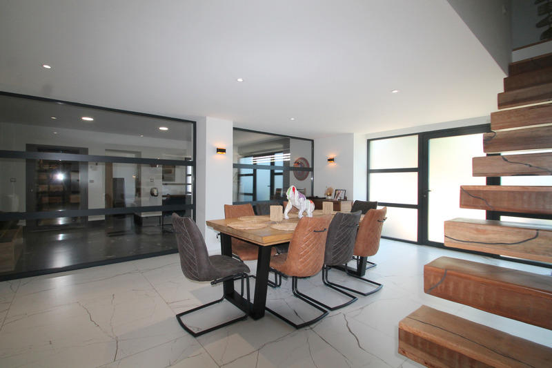 Maison - 280 m² - 9 pièces