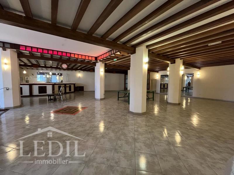 Local commercial - 710 m² - 1 pièce