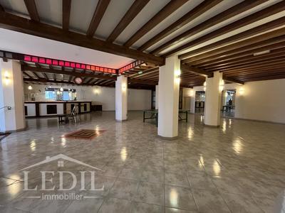 Local commercial - 710 m² - 1 pièce