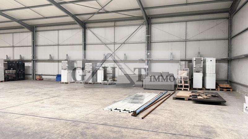 Entrepôt - 819 m²
