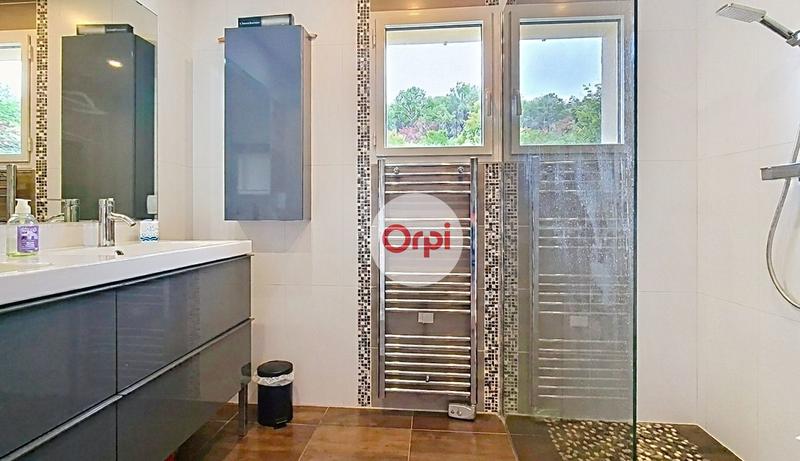 Demeure - 200 m² - 5 pièces