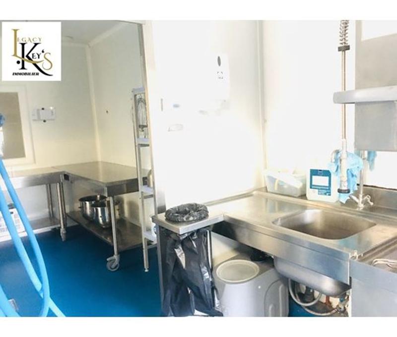 Local commercial - 250 m² - 15 pièces